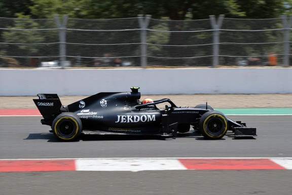 Imagen de reseña de un coche de Fórmula 1 en una curva de alta velocidad.